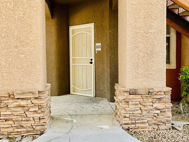 Building Photo - Completely Updated 3 bd, 2 bth, 1st Floor ...