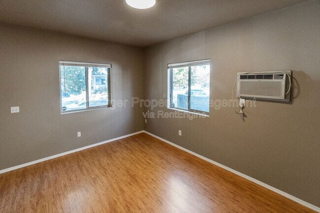 Building Photo - 1023 W Knox Ave