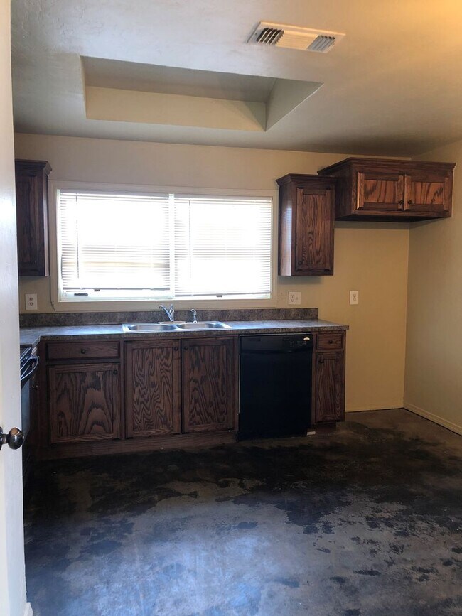 Building Photo - Charming 3Bedroom in Caprock District