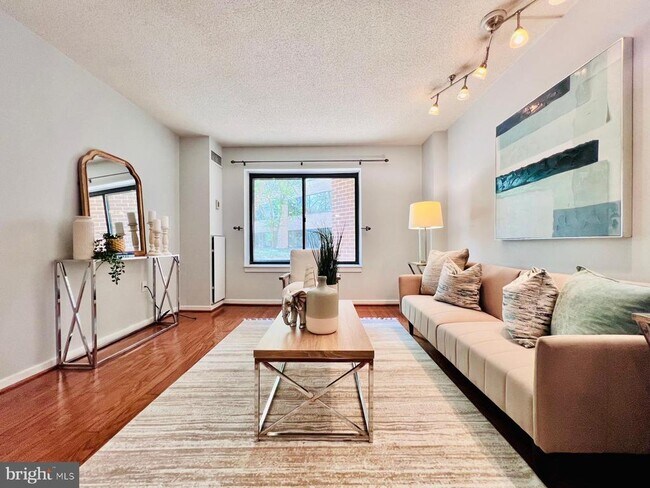 Foto del edificio - 2111 Wisconsin Ave NW
