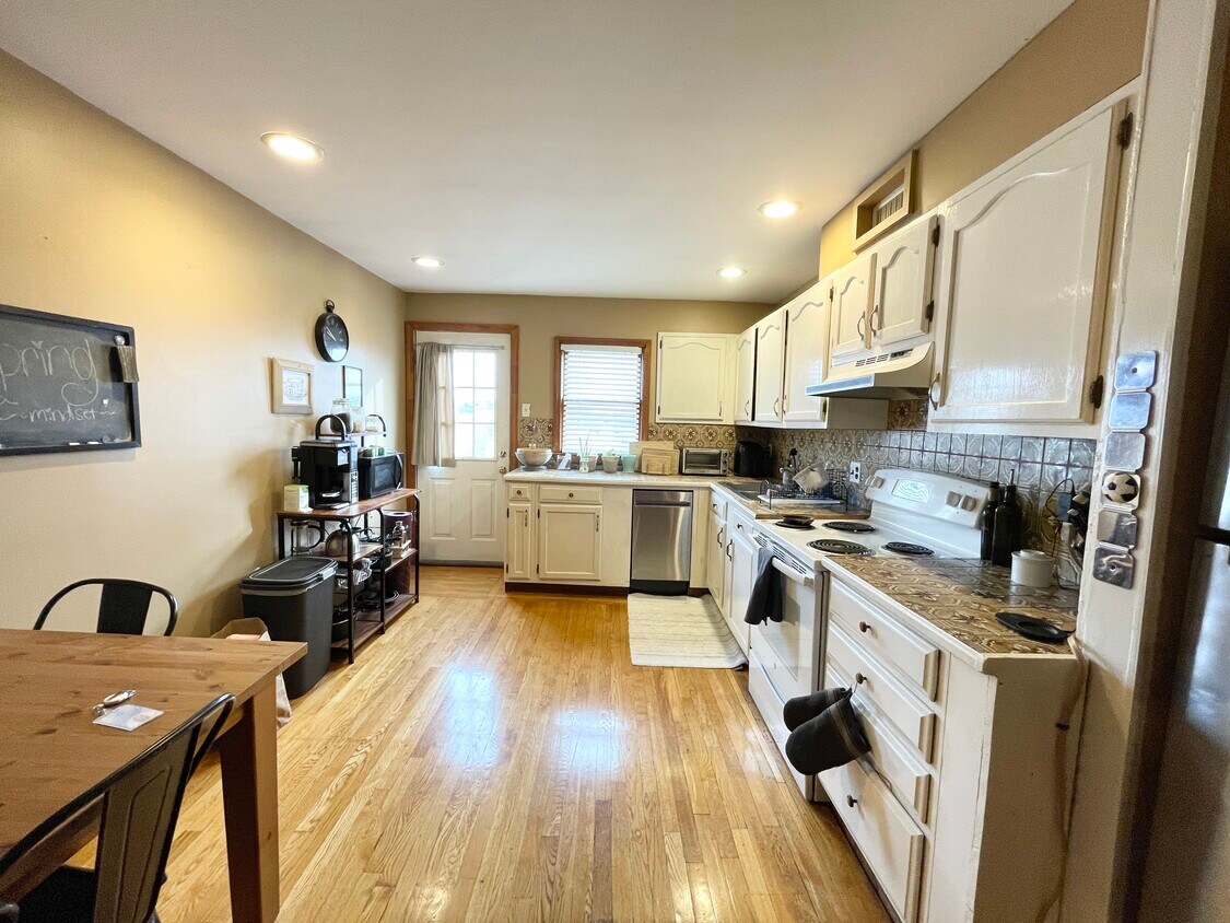 Foto principal - 235 W 5th St