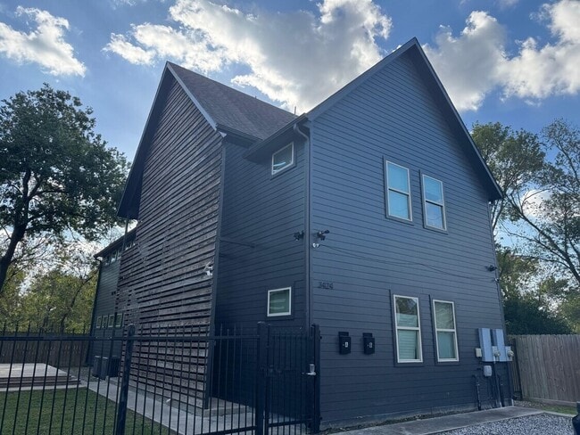 Building Photo - 3426 Tuam St