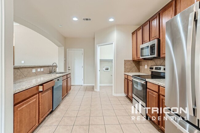 Building Photo - 15904 Alvarado Dr