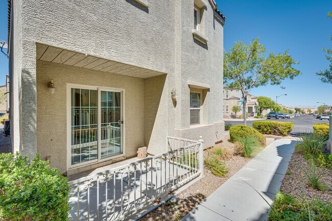 Building Photo - Beautiful 3-bedroom, 2.5-bathroom in ameni...