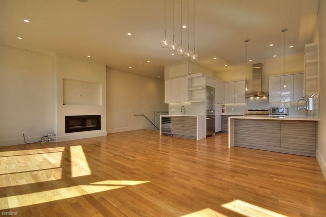 Building Photo - 203 Los Palmos Dr