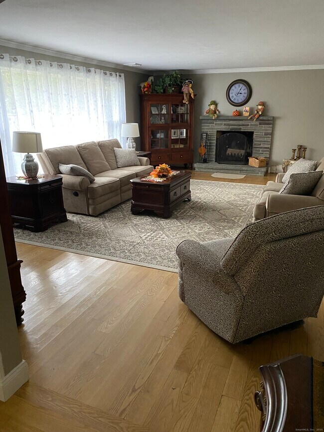 Building Photo - 5 Meadow Wood Rd