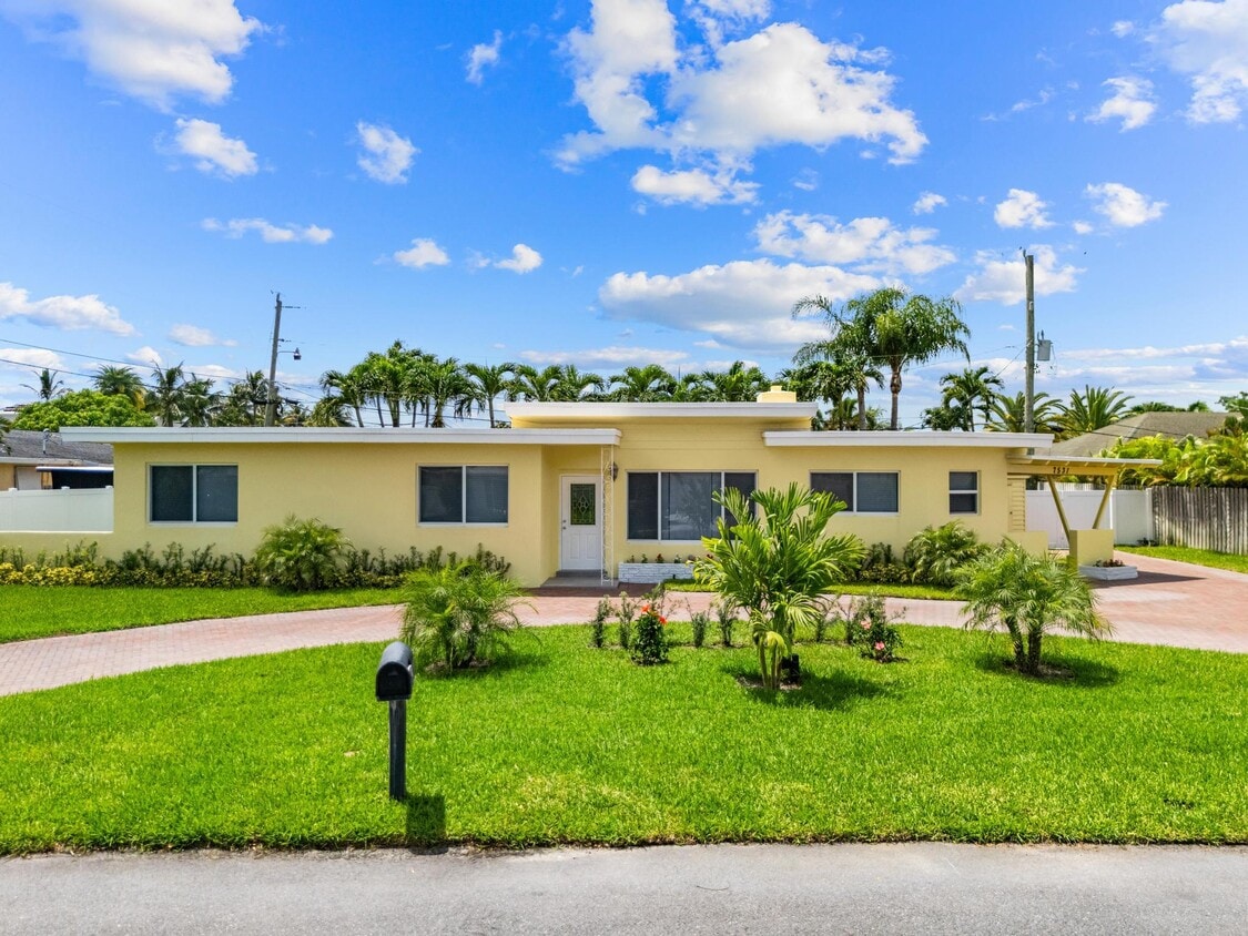 Primary Photo - 7531 Edgewater Cir