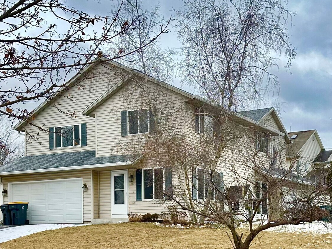 Foto principal - Charming Pewaukee Townhome with Modern Tou...