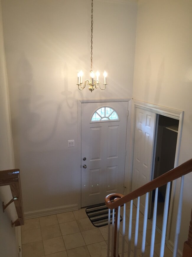 Building Photo - 4 BEDROOM, 3 FULL BATH SINGLE FAMILY HOME ...