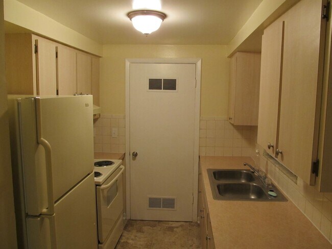 Foto del edificio - Three bedroom one and a half bathroom house with large yard space