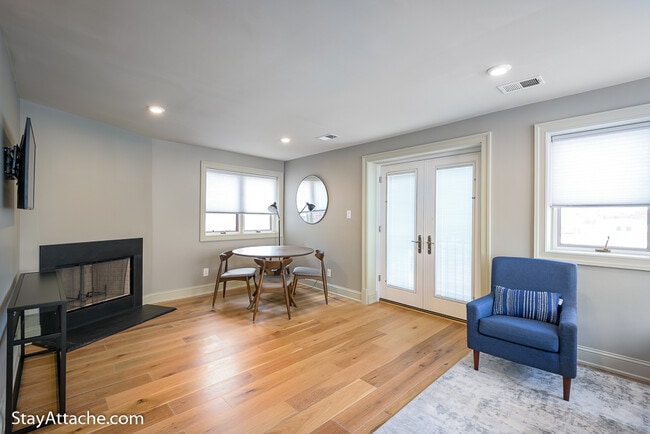 Foto del edificio - 2100 Newport Place NW Unit 4