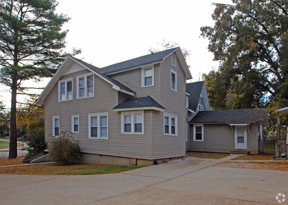 Building Photo - 300 Smythe St