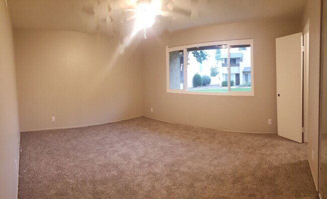 Foto del edificio - Bright & Updated Townhome for Rent in Santee