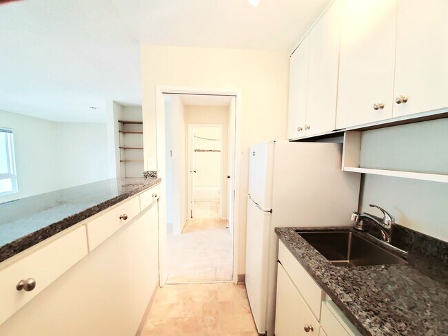 Building Photo - Lovely 3rd floor studio at Woodlake