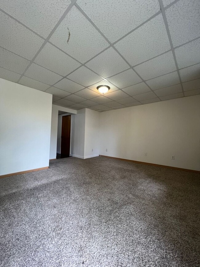 Building Photo - One Bedroom Apartment Near Campus