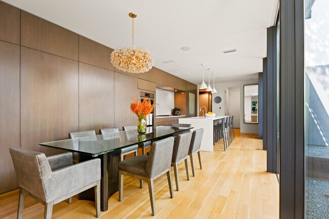 Foto del edificio - 2210 Westlake Dr