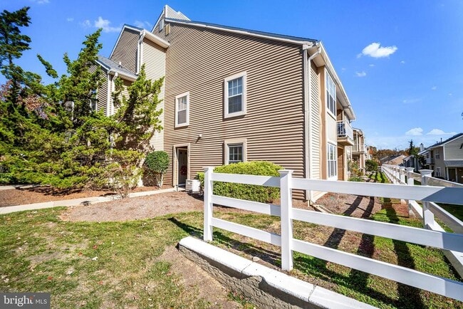 Building Photo - 1615 Society Pl