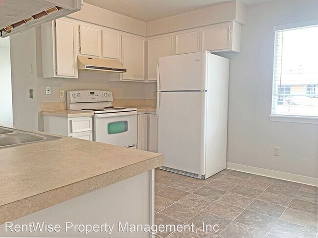 Building Photo - 3 br, 1 bath House - 9578 W Hoff Dr.