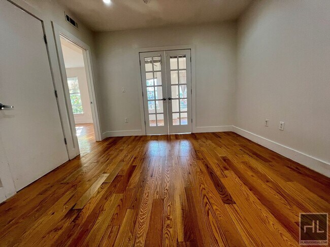 Building Photo - 2BR 1BA w/ Balcony & In Unit Laundry In Bushwick