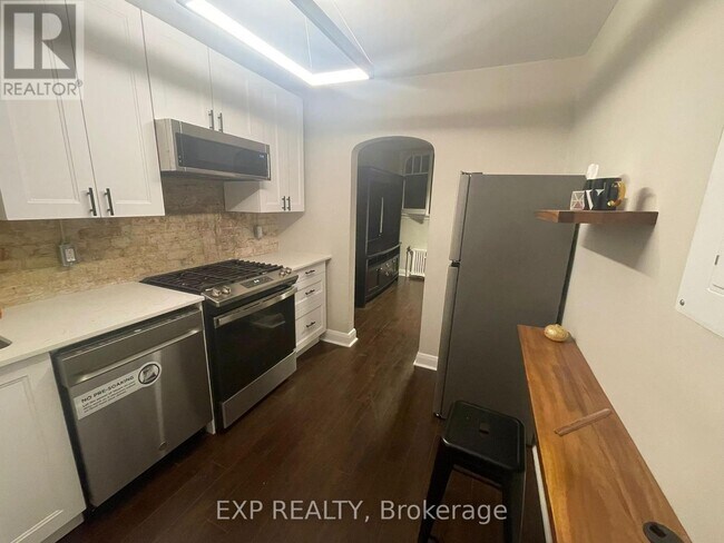 Building Photo - 111 Dundas St