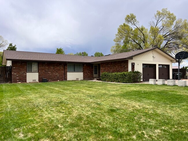 Building Photo - 715 Plachy Dr