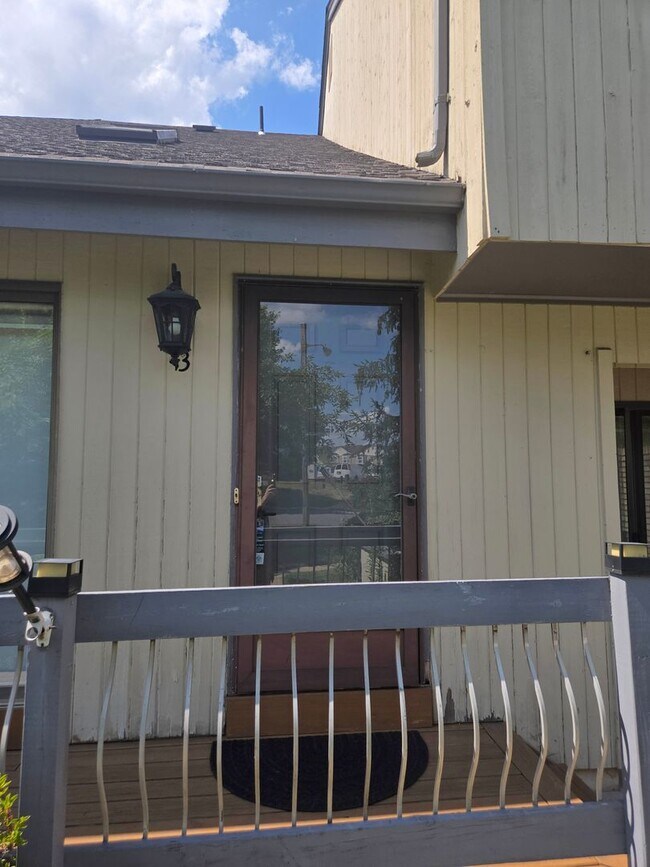Foto del edificio - Amenities abound! Spacious, 2-bed & 2.5-ba...
