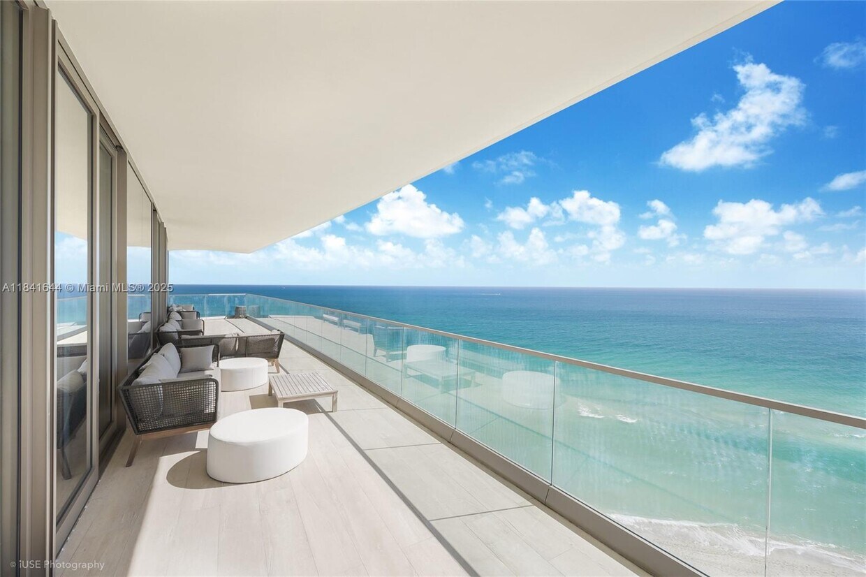 Foto principal - 18975 Collins Ave