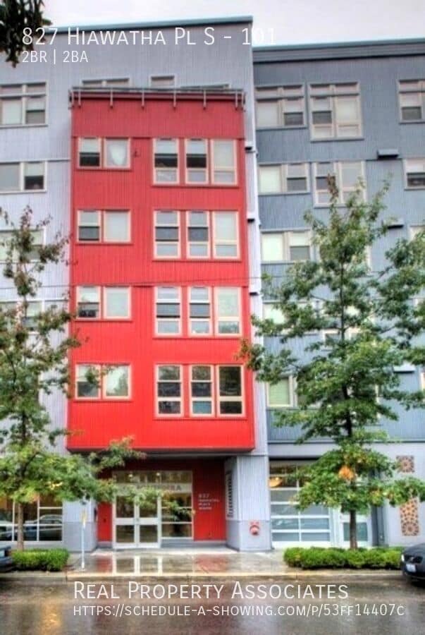 Building Photo - 827 Hiawatha Pl S