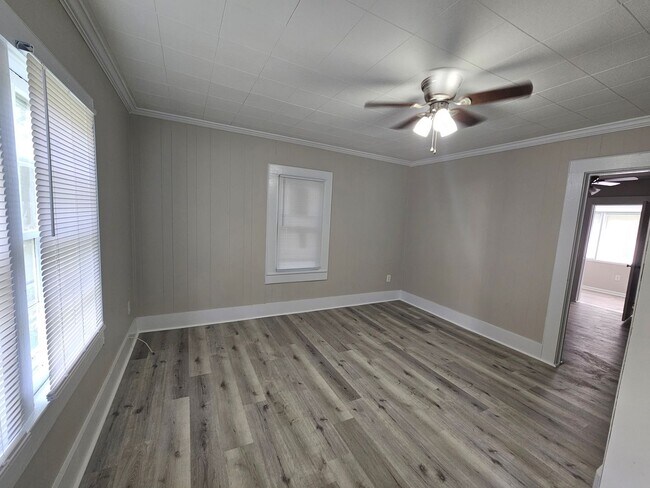 Foto del edificio - Newly Renovated 2 Bedroom with Bonus Room,...
