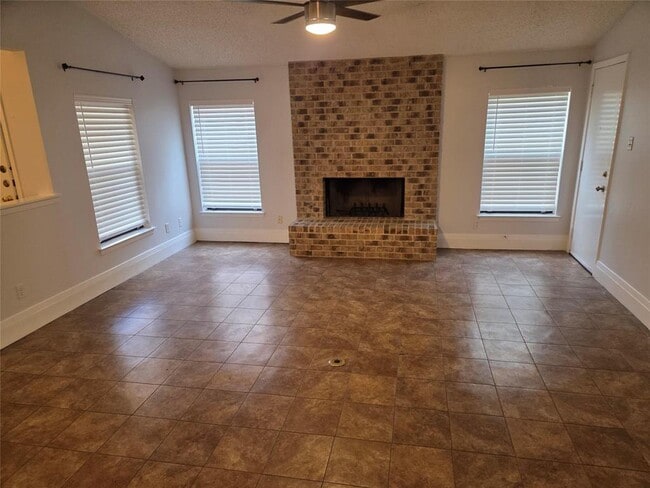 Building Photo - 8111 Baywood Dr