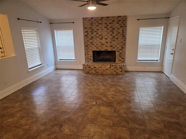 Foto del edificio - 8111 Baywood Dr