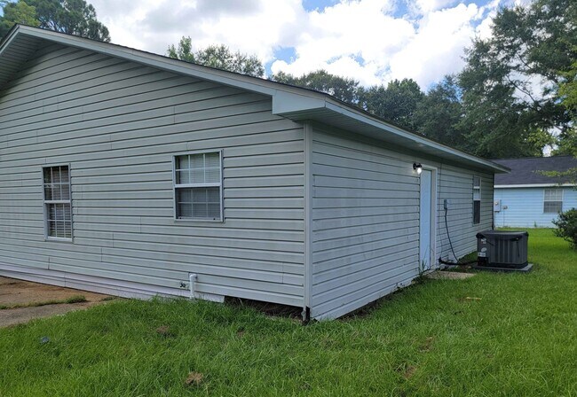 Building Photo - 204 Reca St