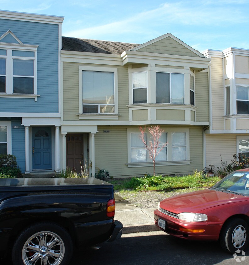 Building Photo - 966 Wyandotte Ave