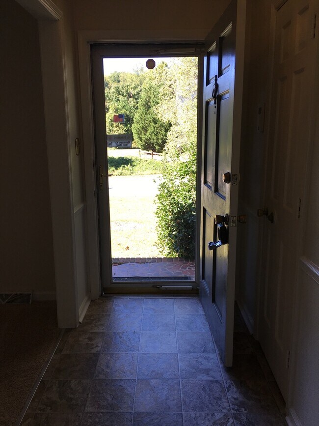 Building Photo - Spacious 3BR/2BA