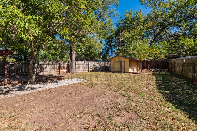 Building Photo - 716 N El Paso Dr