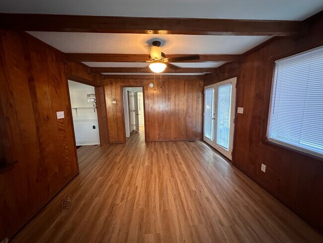 Building Photo - 1-2 Bedroom unit