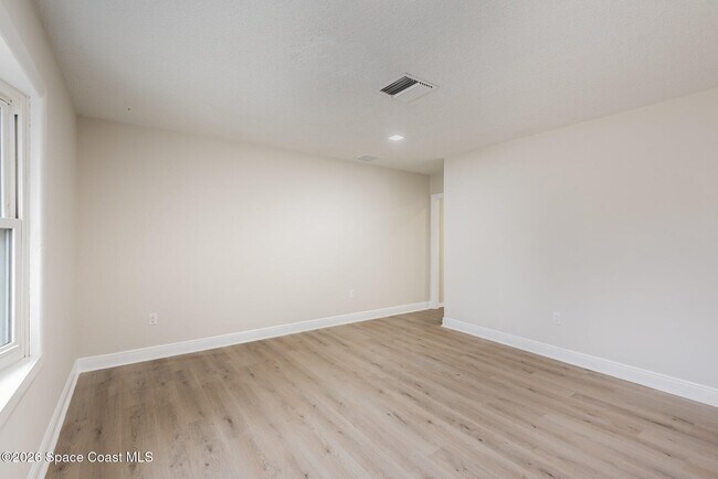 Foto del edificio - 1650 Leach Cir