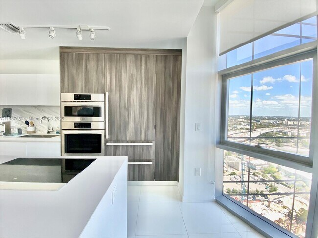 Foto del edificio - 851 NE 1st Ave