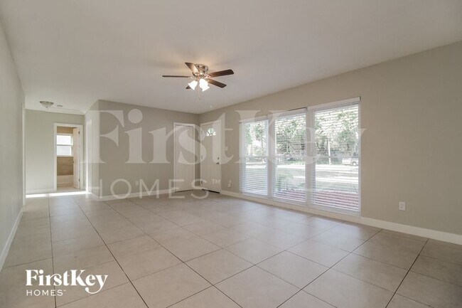 Building Photo - 1833 Pineview Cir