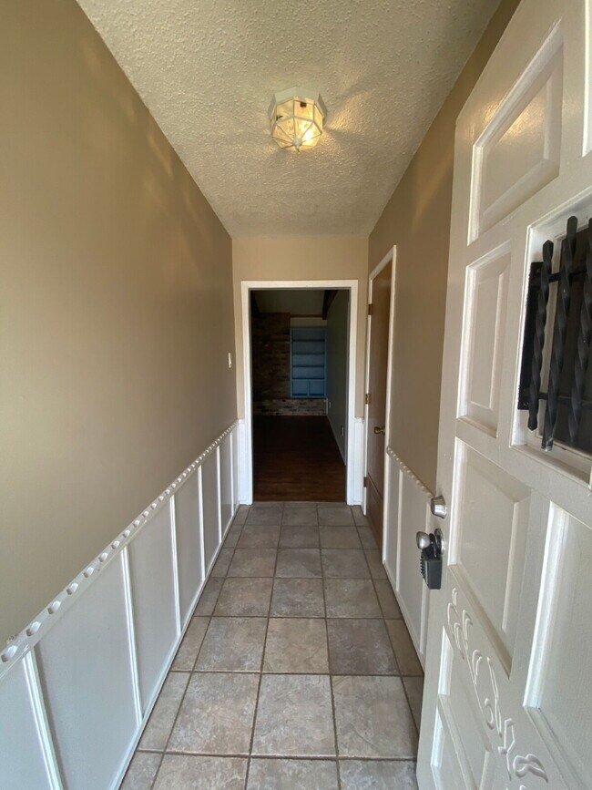 Building Photo - Charming 3-Bedroom Oasis with 2 Full Baths in Prime Lubbock Location - 1547 Sq Ft of Comfort!
