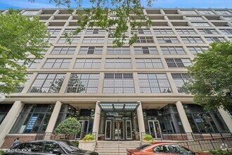 Building Photo - 900 N Kingsbury St