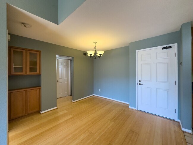 Foto del edificio - 7160 Shoreline Dr
