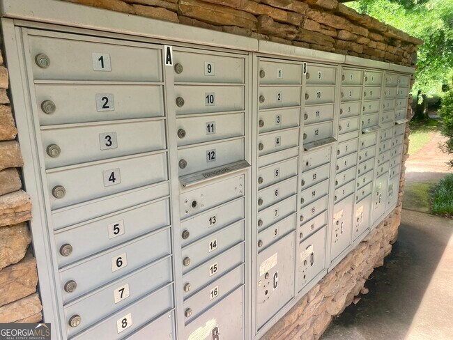 Foto del edificio - 417 Whitehall Rd