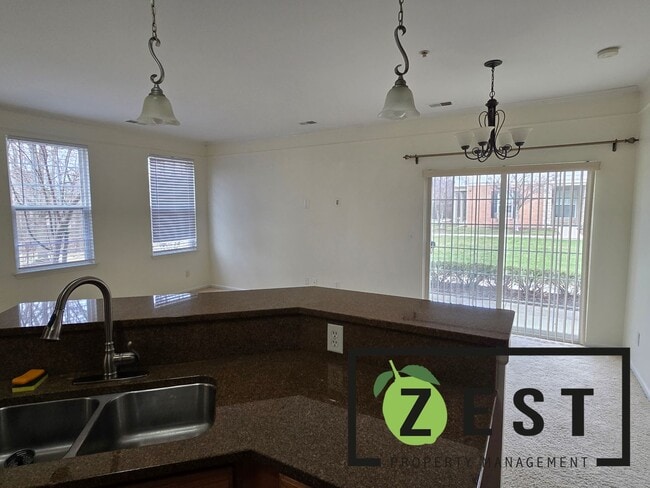Building Photo - First floor 2 Bed 2 Bath Condo with tons of amenities! OPEN HOUSE 4/27 3-3:30 PM!