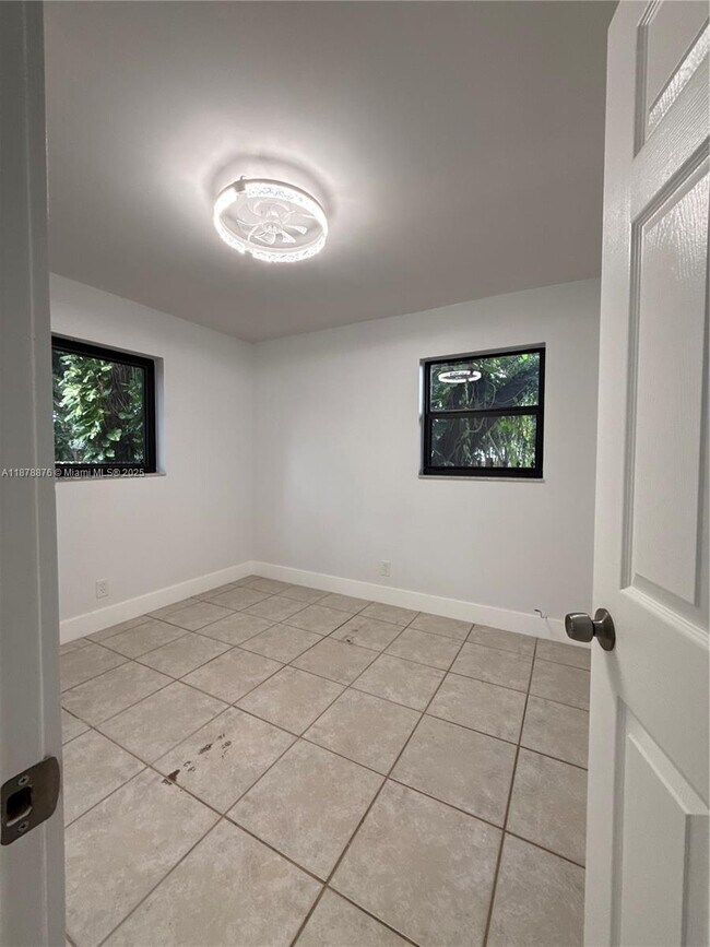 Building Photo - 1175 SW 16th Ave