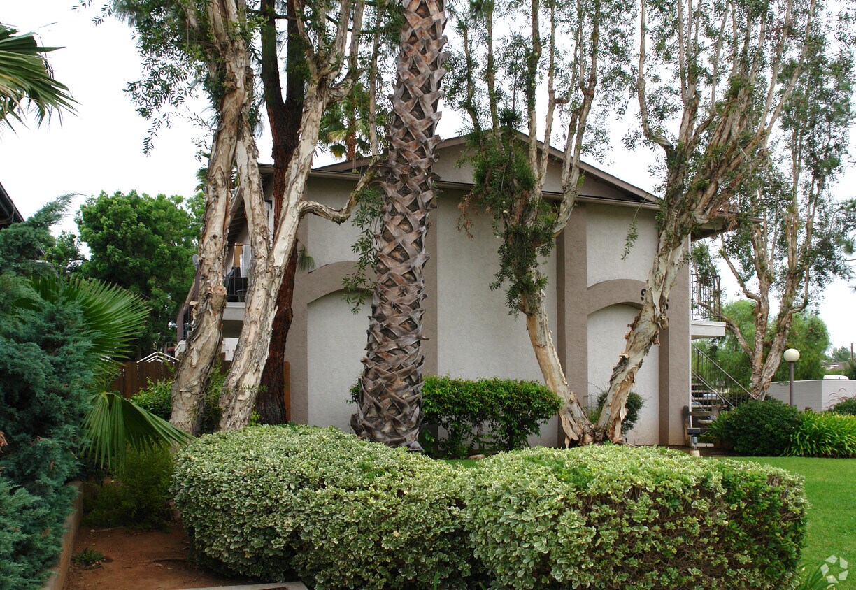 Building Photo - 975 S Mollison Ave