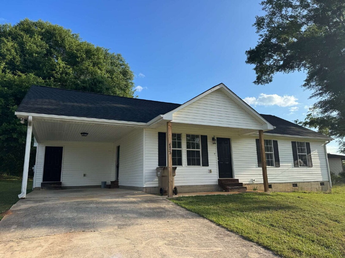 Three Bedroom Ranch in North Hall - Three Bedroom Ranch in North Hall