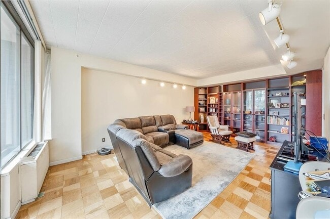 Foto del edificio - 9060 Palisade Ave