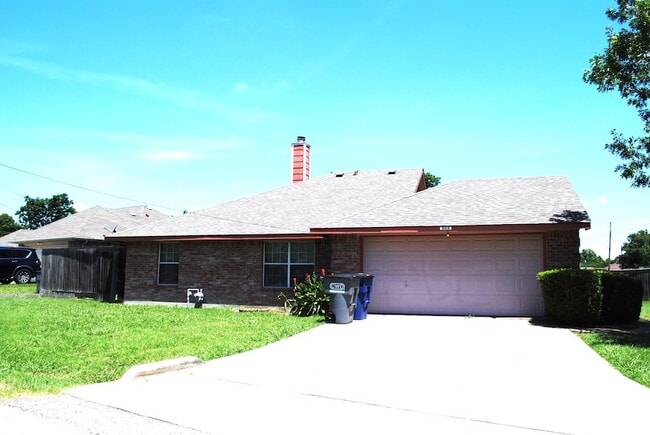 Building Photo - 305 N Elm St