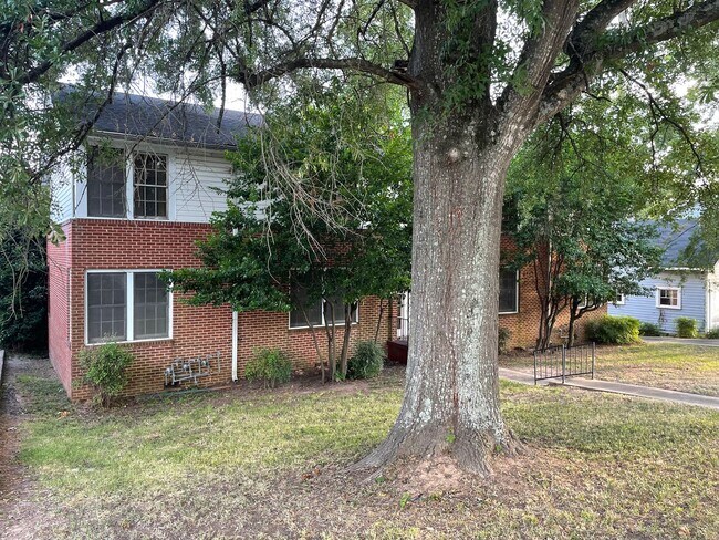 Foto del edificio - Just Remodeled 2 Bed, 1 Bath Home